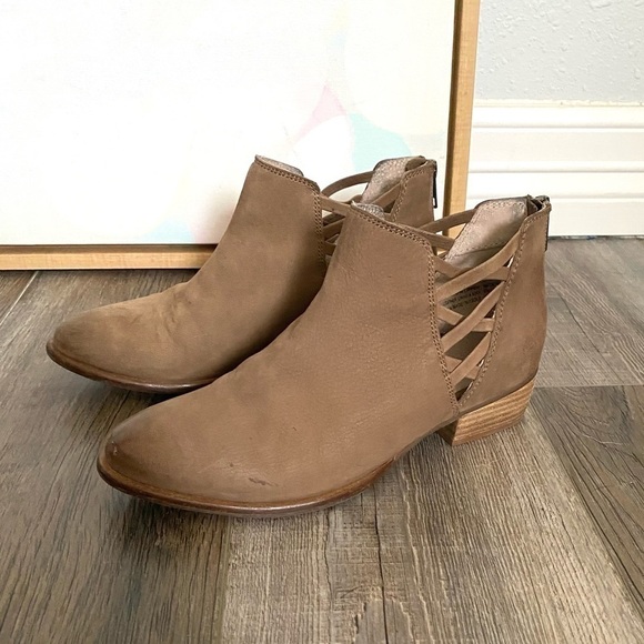 Seychelles Remembrance Cutout Bootie Brown Taupe - Picture 1 of 9